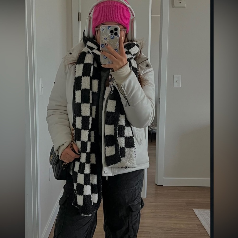 Vane Black and white checkered large scarf